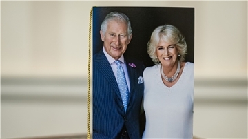 So sieht die Geburtstagskarte zur Feier des 100. Lebensjahres aus, die von König Charles III. und seiner Camilla unterzeichnet wurden.