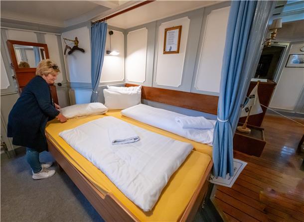 Der perfekte Tag in Bremerhaven für Fans von alten Schiffen So sieht die Hochzeitssuite auf der „Schulschiff Deutschland“ aus.