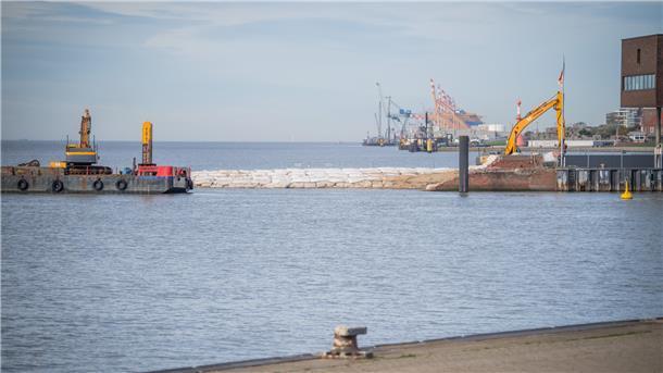 Hier verschwinden die Sandsäcke an der Nordmole bei Hochwasser Sandsäcke an der Nordmole.