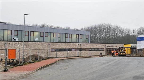 Die neue Sporthalle im Nordenhamer Stadtteil Friedrich-August-Hütte von außen betrachtet