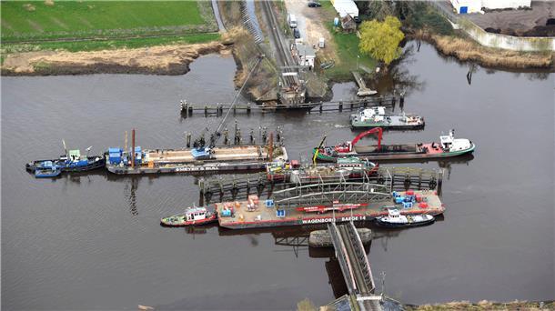 Kaputte Eisenbahnbrücke aus der Luft fotografiert