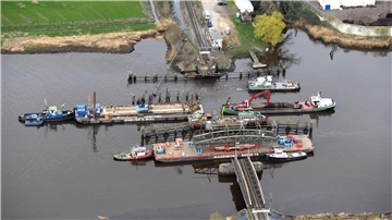Kaputte Eisenbahnbrücke aus der Luft fotografiert