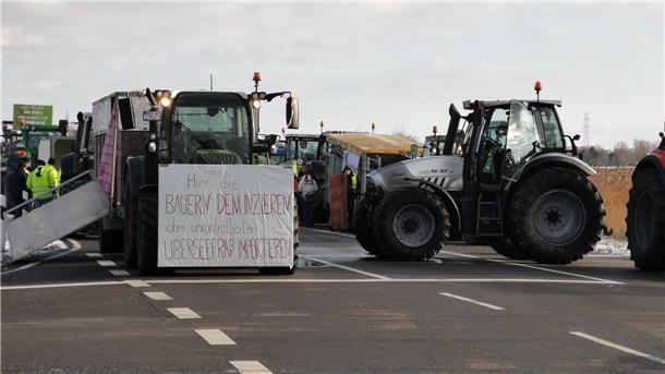 Bauernproteste: Heute Morgen wird der Hafen in Bremerhaven blockiert So sieht es aktuell auf der B437 Höhe Hahnenknooper Mühle aus.