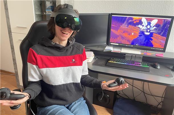 Frau am Rechner mit VR-Brille
