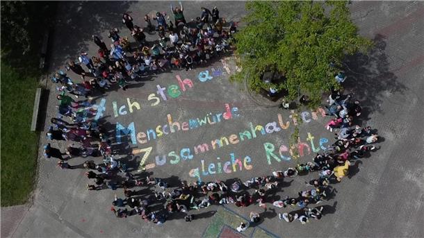 Bundesweite Aktion: Beverstedter Kinder setzen buntes Zeichen für Vielfalt So sieht es aus, wenn Kinder in Beverstedt ein Zeichen setzen.