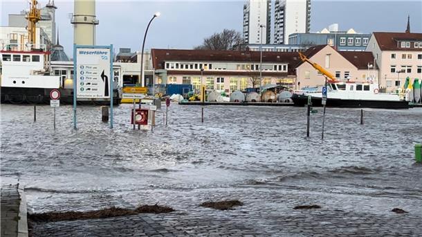 DER ADVENTS-STURM (Update 50): Hochwasser hat Stadt und Land im Griff, Schäden auch in der Wesermarsch, Zugverkehr weiter gestört So sieht es in Bremerhaven während des Hochwassers aus.