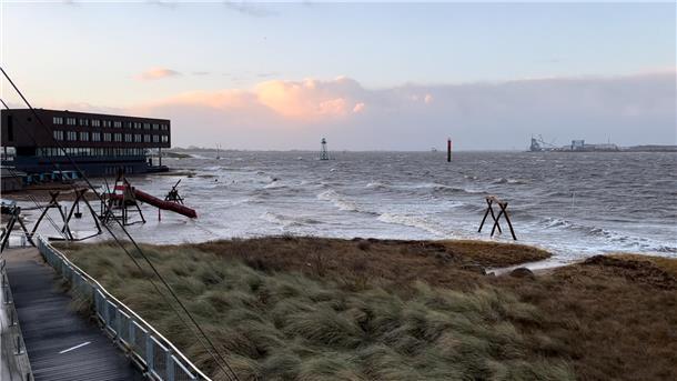 DER ADVENTS-STURM (Update 50): Hochwasser hat Stadt und Land im Griff, Schäden auch in der Wesermarsch, Zugverkehr weiter gestört So sieht es in Bremerhaven während des Hochwassers aus.