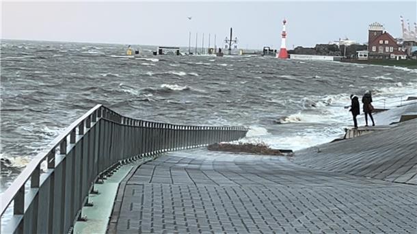 DER ADVENTS-STURM (Update 50): Hochwasser hat Stadt und Land im Griff, Schäden auch in der Wesermarsch, Zugverkehr weiter gestört So sieht es in Bremerhaven während des Hochwassers aus.