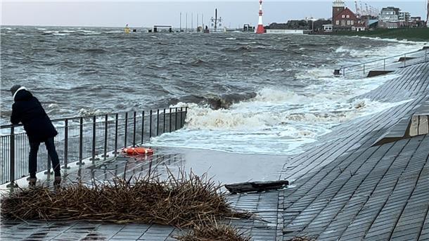 DER ADVENTS-STURM (Update 50): Hochwasser hat Stadt und Land im Griff, Schäden auch in der Wesermarsch, Zugverkehr weiter gestört So sieht es in Bremerhaven während des Hochwassers aus.