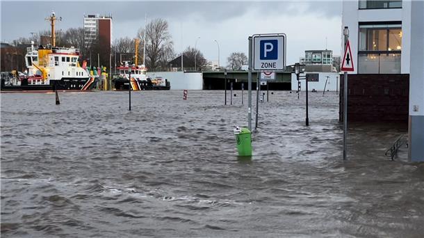 DER ADVENTS-STURM (Update 50): Hochwasser hat Stadt und Land im Griff, Schäden auch in der Wesermarsch, Zugverkehr weiter gestört So sieht es in Bremerhaven während des Hochwassers aus.