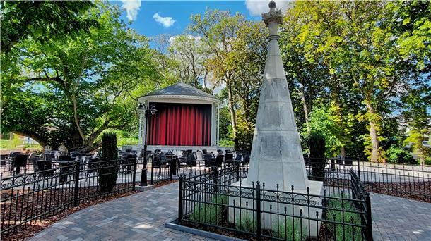 So so sieht das neue Denkmal aus, das unweit der Konzertmuschel steht.