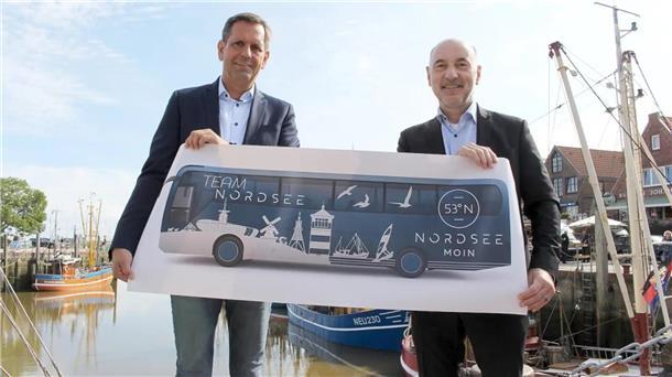 So soll der Bus aussehen, mit dem die Touristiker um Tano-Chef Mario Schiefelbein (rechts) auf Mitarbeiter-Suche gehen wollen. Finanziert mit Geld aus dem Wirtschaftsministerium von Olaf Lies (SPD).