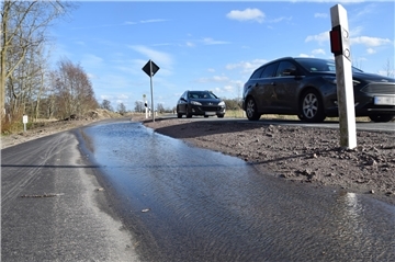 So stellte sich der 3 Millionen Euro teure Radweg nach der vermeintlichen Fertigstellung dar. Weil der Weg zu tief lag, bildeten sich bei Regen große Pfützen.