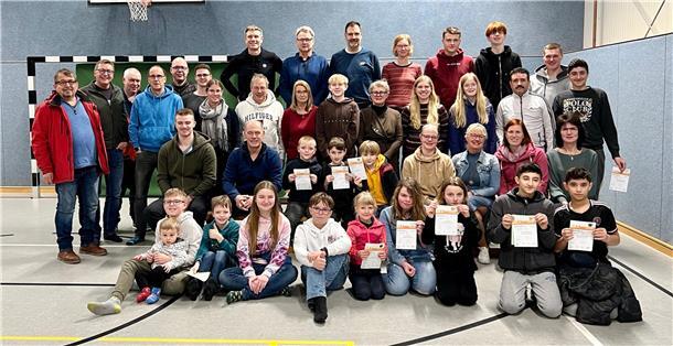 Das Foto zeigt die aktiven Sportlerinnen und Sportler des TSV Eckwarden, die sich über ihre Sportabzeichen freuen