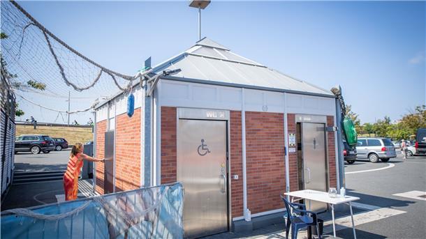 Gebäude auf Parkplatz, öffentliche Toilette