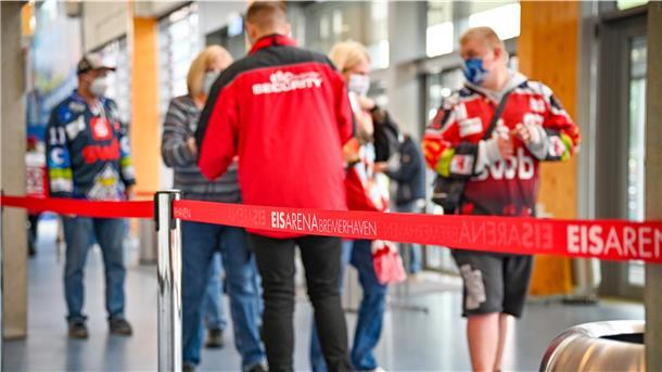 So wie beim öffentliches Training der Fischtown Pinguins am Montag können auch beim swb-Cup wieder Fans in die Eisarena.