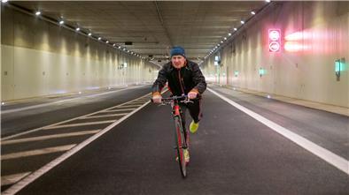 Marathon durch den Hafentunnel: Uwe Fiebig aus Debstedt hat den „Tunnelblick“ Uwe Fiebig im Hafentunnel
