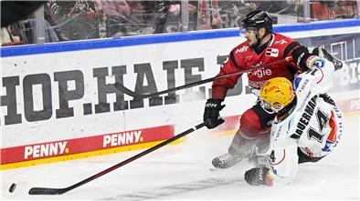 Zwei Eishockeyspieler im Zweikampf