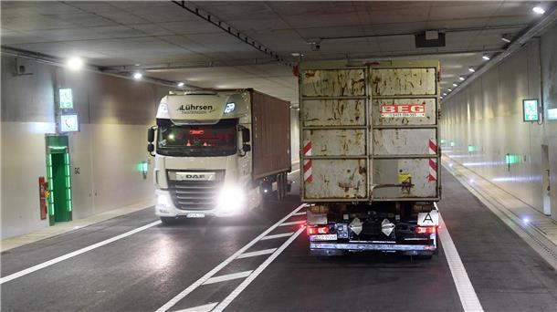 Ab Mittwoch rund um die Uhr geöffnet: Der Hafentunnel in Bremerhaven So wird es aussehen: Der Hafentunnel wird am Mittwoch dauerhaft für den Verkehr geöffnet. Das Foto entstand beim Test kurz vor Weihnachten.