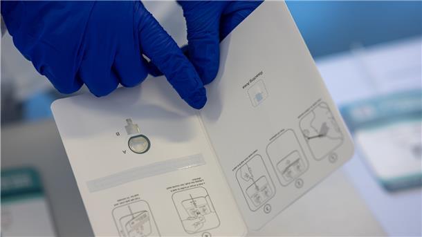 So wird es gemacht. Ein negativer Corona-Schnelltest öffnet Türen. Doch ist dem Ergebnis auch zu trauen?