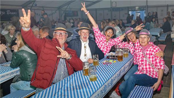 Stimmung im Festzelt von Udo Venema in Abbehausen. Zur großen Maibaum-Jubiläumsparty kamen viele Gäste im bayerischen Look.