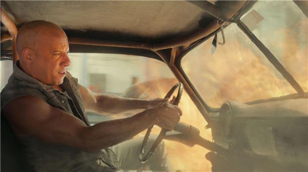 Action in Serie: „Fast & Furious 8“ im ZDF Sobald Dominic Toretto (Vin Diesel) hinter einem Steuer sitzt, lässt er sich von nichts und niemandem stoppen.