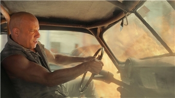 Sobald Dominic Toretto (Vin Diesel) hinter einem Steuer sitzt, lässt er sich von nichts und niemandem stoppen.