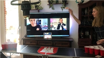 „Social Distance Beerpong“ heißt Online-Variante des beliebten Partyspiels, das Henriette Radsack zusammen mit Marcel Bethke aus Elsfleth erfunden hat.