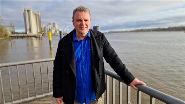 Klimawandel-Konzept für die Wesermarsch: So kann man mitmachen Ein Mann steht in Brake an der Weser. Im Hintergrund ist der Hafen zu sehen. Das Foto zeigt Sönke Hofmann vom Klimaschutzmanagement-Team des Landkreises Wesermarsch.