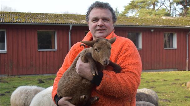 Dreptefarm in Not: Kein NABU-Ferienlager und Notverkauf der Farmtiere Sönke Hofmann hält auf dem Gelände der Dreptefarm ein Lamm im Arm