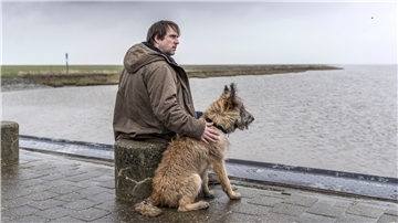 Sörensen mit seinem Hund Cord: Diese Szene stammt aus dem ersten Film „Sörensen hat Angst“. Für den zweiten Teil der Reihe, „Sörensen fängt Feuer“, zieht es Hauptdarsteller und Regisseur Bjarne Mädel jetzt erneut an die Wasserkante.