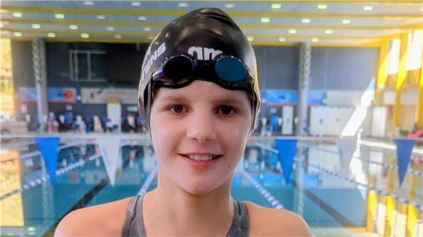 Sofie Mayer im Schwimmbad