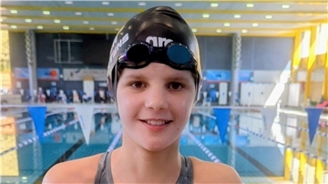 Sofie Mayer im Schwimmbad
