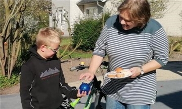 Sogar Rhader Grundschüler werben um Spenden, bieten dafür im Gegenzug Muffins an.