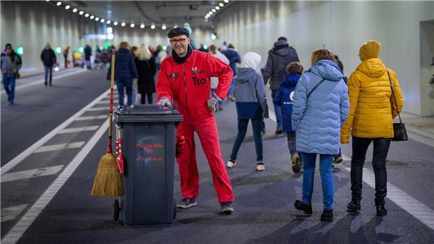 Bremerhaven feiert seinen Hafentunnel: Die schönsten Bilder von der Eröffnung Sogenannte Walking-Acts, wie Müllmann Teo alias Ludger Hollmann, sorgten für gute Laune.