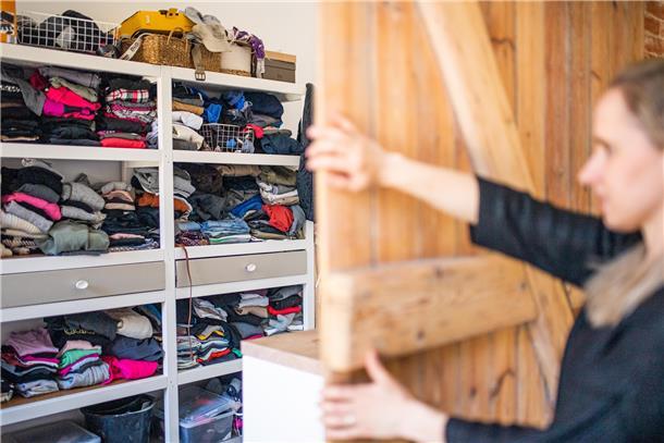 Solange der begehbare Kleiderschrank im hinteren Teil des Hauses noch nicht fert...