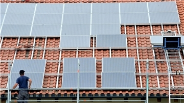 Solaranlagen auf dem Hausdach werden auch zur Miete angeboten. Dabei können die Kosten aber höher ausfallen.