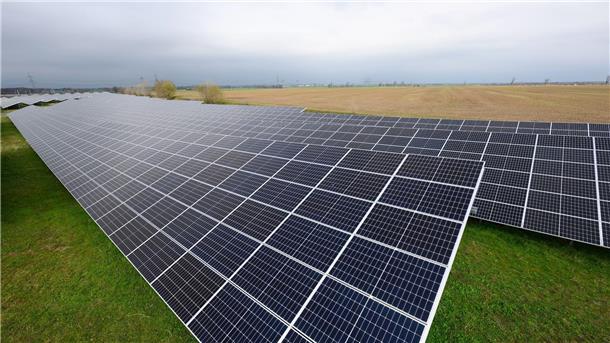 Mehr Investitionen in saubere Energien Solaranlagen sind für ein Photovoltaik-Speicher-Kraftwerk auf einer Wiese montiert.