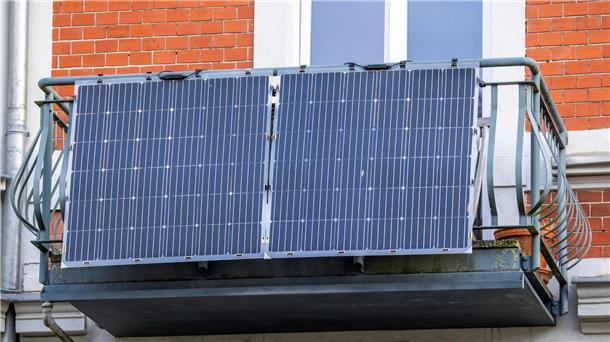 Halbe Million Balkonkraftwerke in Deutschland Solarmodule für ein sogenanntes Balkonkraftwerk an einem Balkon.