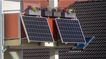 Solarmodule für ein sogenanntes Balkonkraftwerk hängen an einem Balkon. Der Landkreis Wesermarsch fördert die Installation.