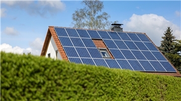 Solarstrom vom eigenen Dach ist Thema eines Online-Kurses. In dem Vortrag vermitteln Experten der Verbraucherzentrale zunächst Grundwissen zum Thema und informieren über Fördermöglichkeiten.