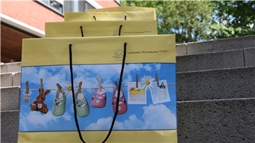Solch eine Willkommenstasche wird Eltern nach der Geburt ihres Babys von Familienbesucherinnen überreicht.