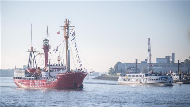 Live-Blog Weser-Parade: Lauter schöne Schiffe vor Bremerhaven Solche Bilder bietet nur ein Ereignis wie die Schiffsparade: Das Feuerschiff "Bürgermeister O’Swald II" (1948 bis 1988 auf der Elbe im Einsatz) und die "Oceana" (Baujahr 1937, bis heute im Linienverkehr zwischen Bremen und Bremerhaven) sind gemeinsam auf der Weser unterwegs.