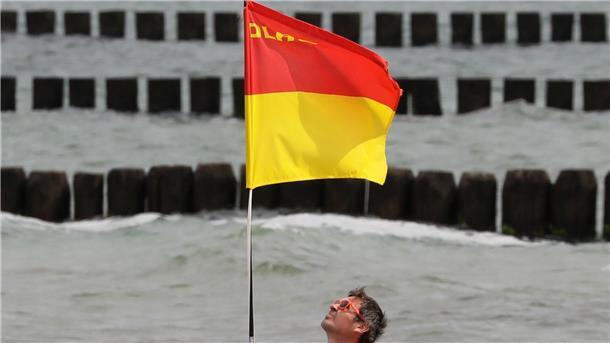 Gut aufpassen und Leben retten Solche Fahnen zeigen: Hier passen DLRG-Rettungsschwimmer auf.