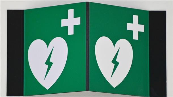 Solche Hinweisschilder - mit dazugehörigem Defibrillator - sollte es in jeder Sporthalle der Stadt Nordenham geben, findet SPD-Ratsherr Uwe Thöle.