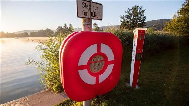 Leichtsinn führt oft zu Badeunfällen Solche Rettungsringe können an Badeseen Leben retten.