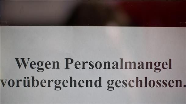 Wegen Personalmangel geschlossen steht auf einem Zettel.