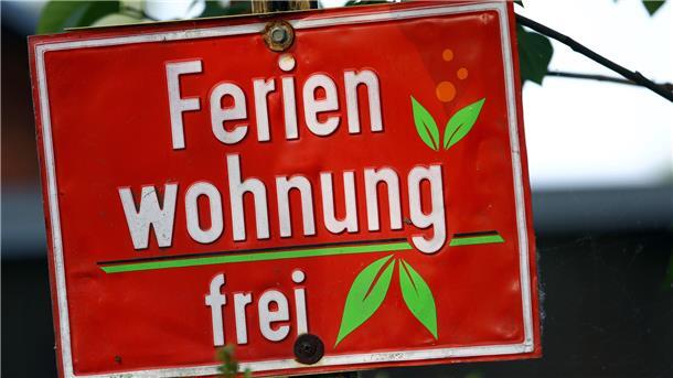 Solche Schilder wie auf unserem Symbolbild finden sich auch in Butjadingen. Ferienwohnungen, die als solche gar nicht zugelassen sind, will die Gemeinde künftig aber nicht mehr dulden.