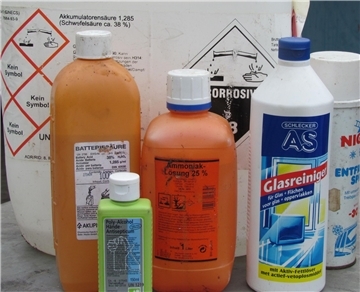 Solche Sonderabfälle gehören nicht in die Restmülltonne, sondern müssen bei einem Recyclinghof oder am Schadtsoffmobil abgegeben werden.