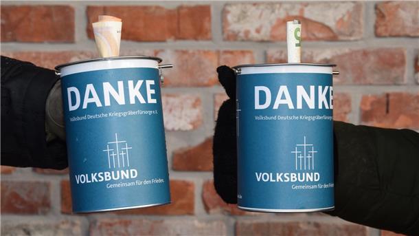 So sammeln Soldaten aus Seedorf jetzt wieder Geld für die Kriegsgräberfürsorge Mit solchen Spendendosen sowie erstmals auch digital sammeln Soldaten aus Seedorf vom 27. bis 30. November auf Straßen und an Haustüren in 85 Orten Geld für die Kriegsgräberfürsorge ein.